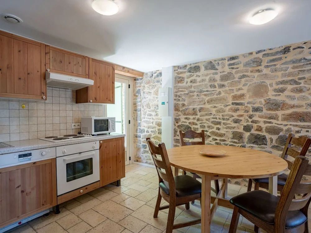 Courry Gem: Pool & Charm