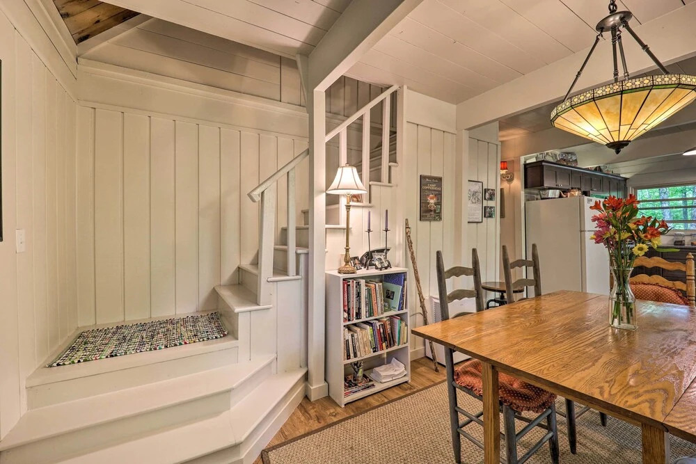 Spacious Cabin - 4 Mi to Blue Ridge Parkway!