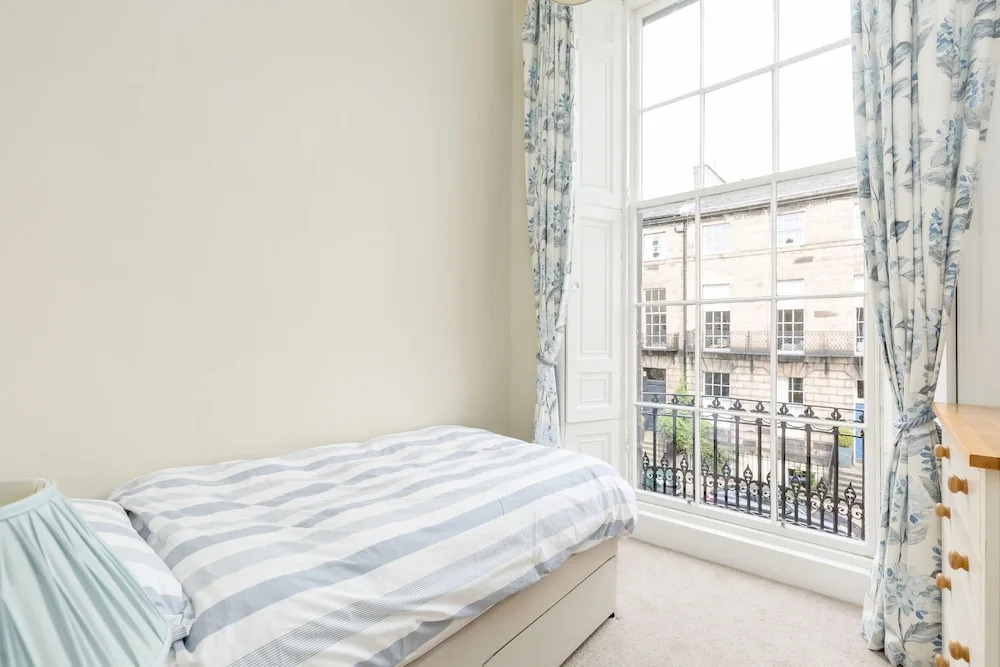 Light and Spacious 2 Bedroom Flat in Heart of Edinburgh