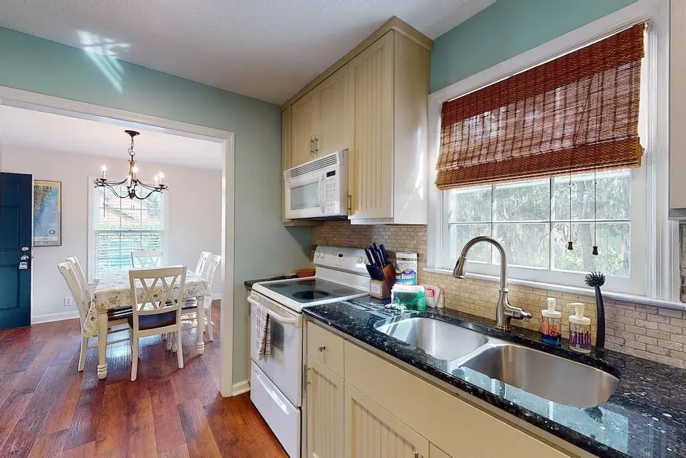 Charming Dog-friendly Home With Deck, Golf Nearby, Full Kitchen, & Washer/dryer