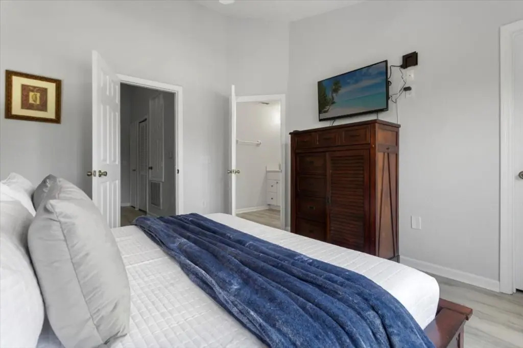 3 Bedrooms 3 Bathrooms Windsor Hills 2554 ML