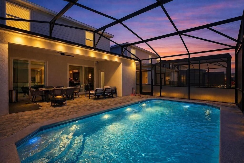 Luxury 5BR w/ Private Pool Windsor