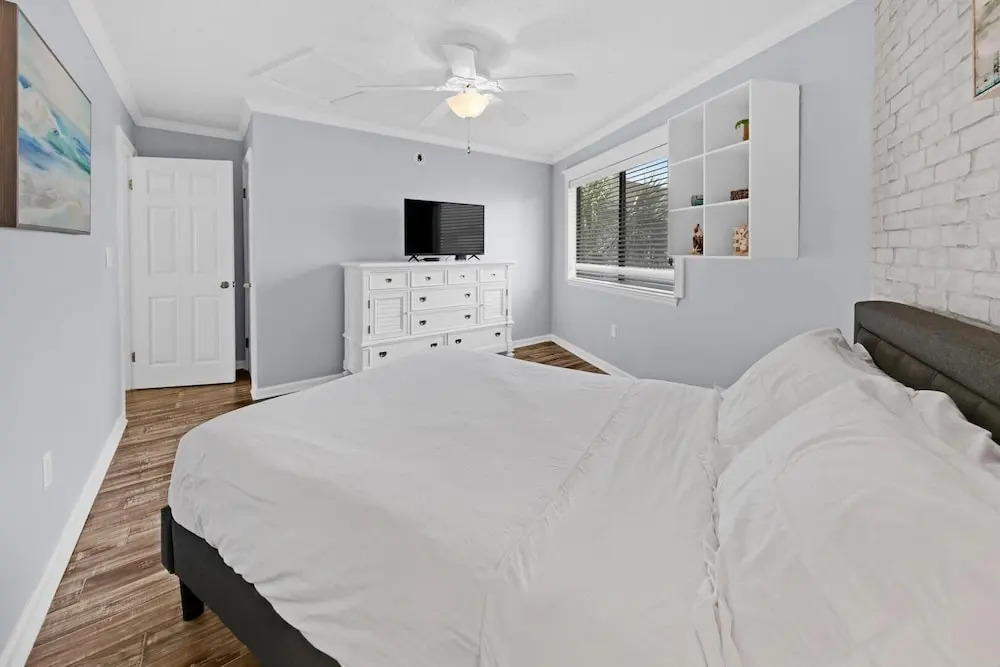 Crystal Village II, Unit 19B