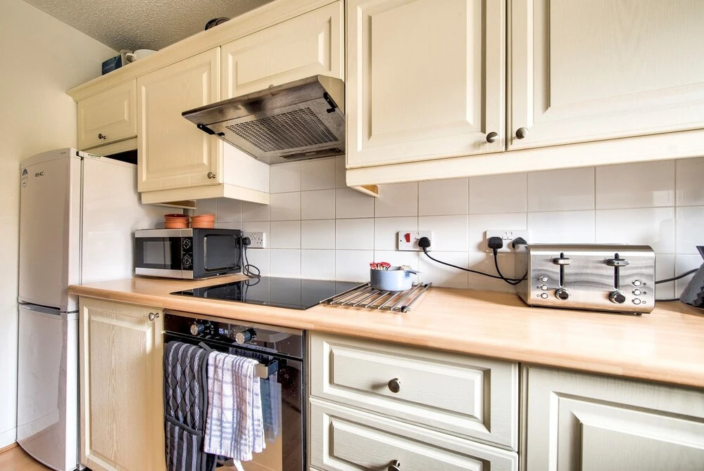 Large Two Bedroom Flat 10 min Bus Ride to Centre