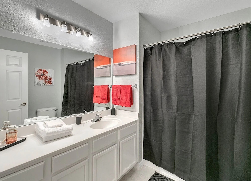 4 Bedroom Townhouse, Resort, 15 Mins to Disney, Themed Rooms perfect for Kids