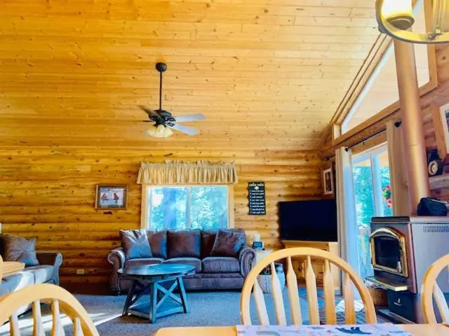 Adventure Awaits 3King Bed,2Bath Log Cabin in heart of Duck Creek Village