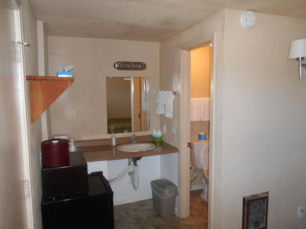 Super Saver Inn