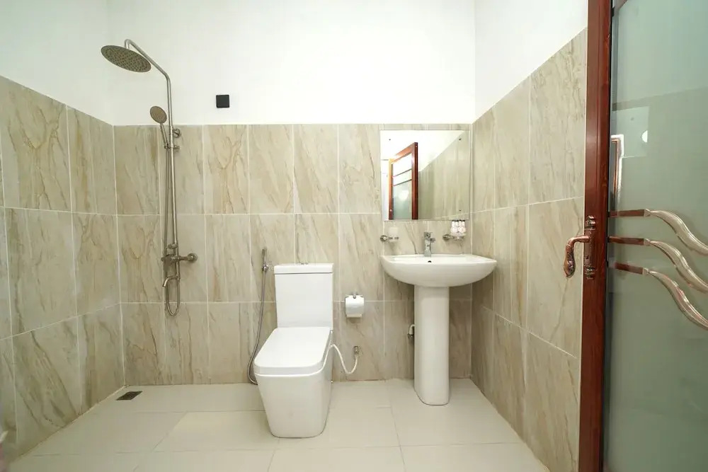 OYO 575 White Rose Residence