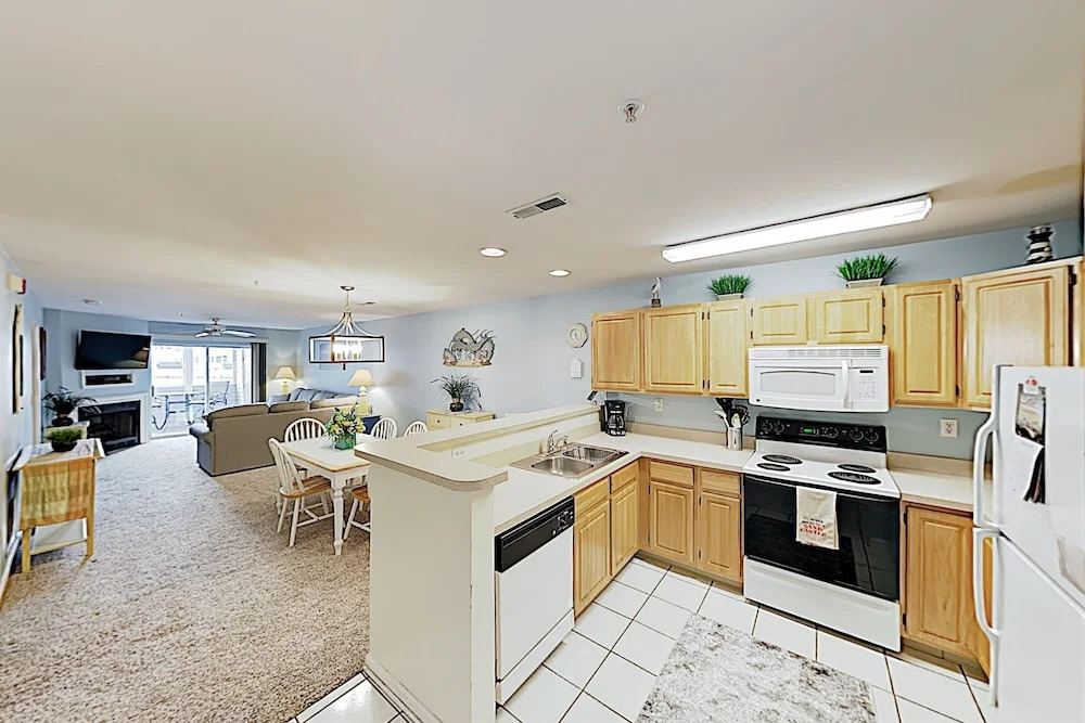 New Listing! Sanibel Village W/ 3 Pools 2 Bedroom Condo
