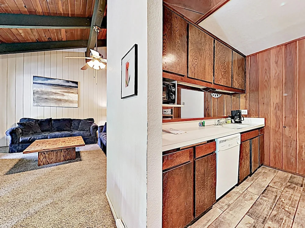 Amenity-rich W/ Hot Tub - Near Ski Area 2 Bedroom Condo