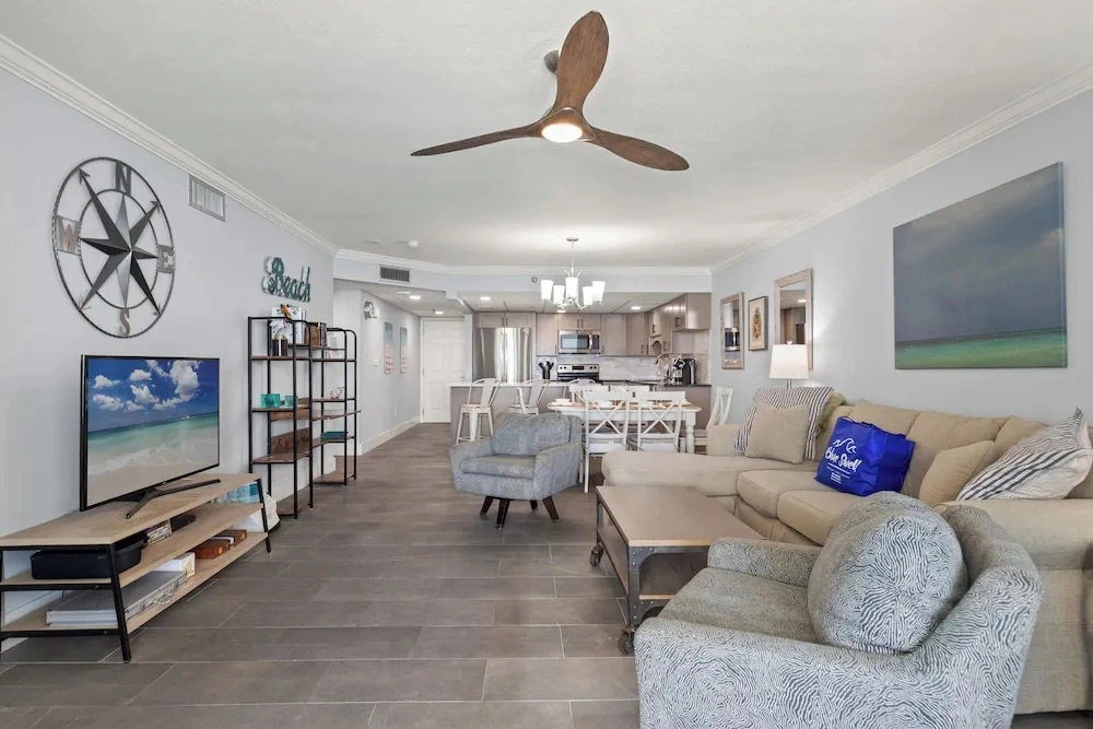 Escape to Beachfront Paradise: 2br/2ba Condo on the Gulf, Sleeps 8
