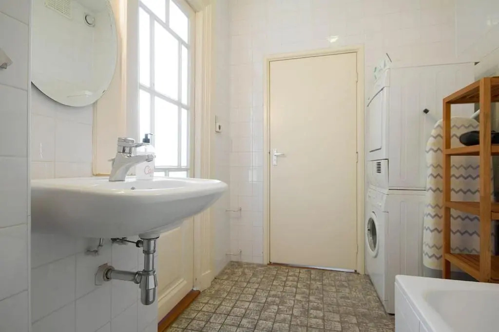 Spacious 4P Canal Apartment