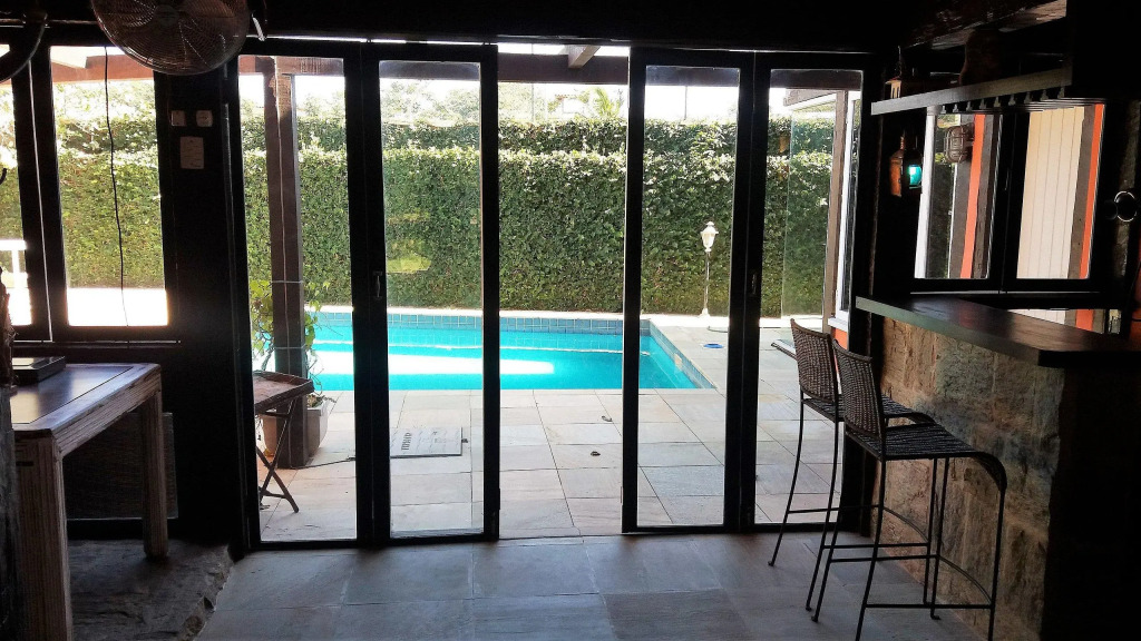 Ótima casa em condomínio fechado a poucos passos da praia