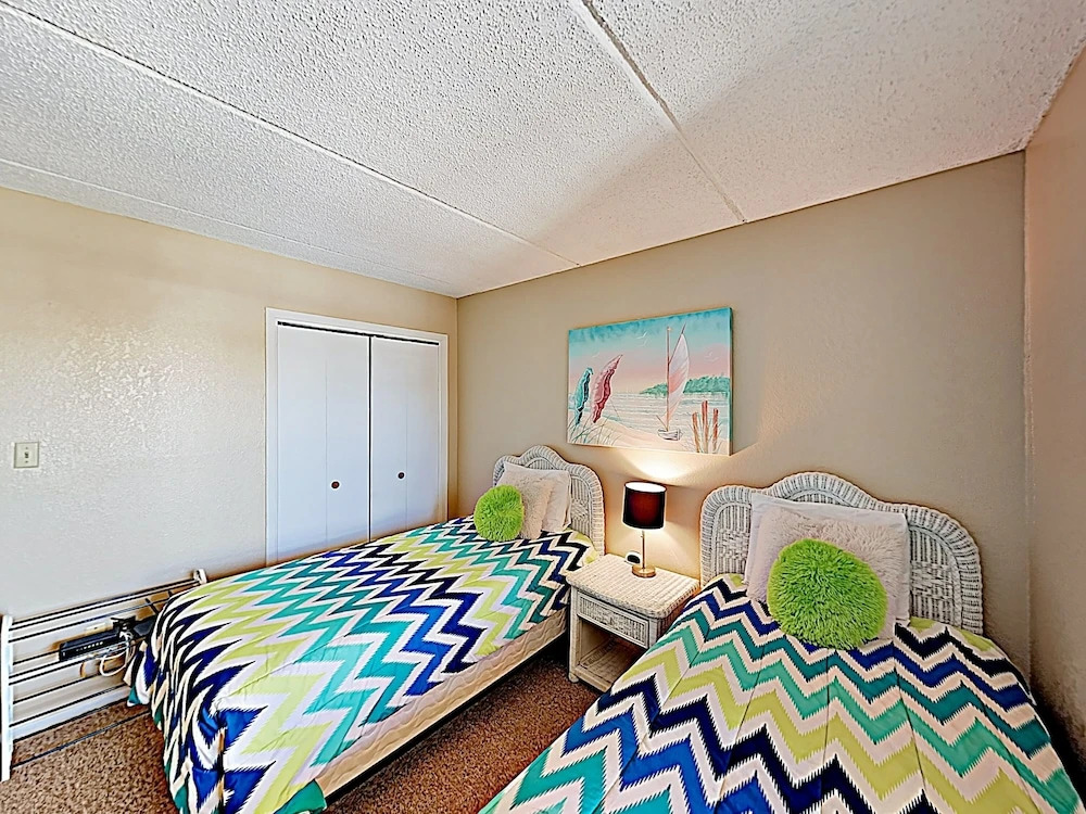 New Listing! Isle Gem: Pools, Spa - 2 Mins to Sand condo