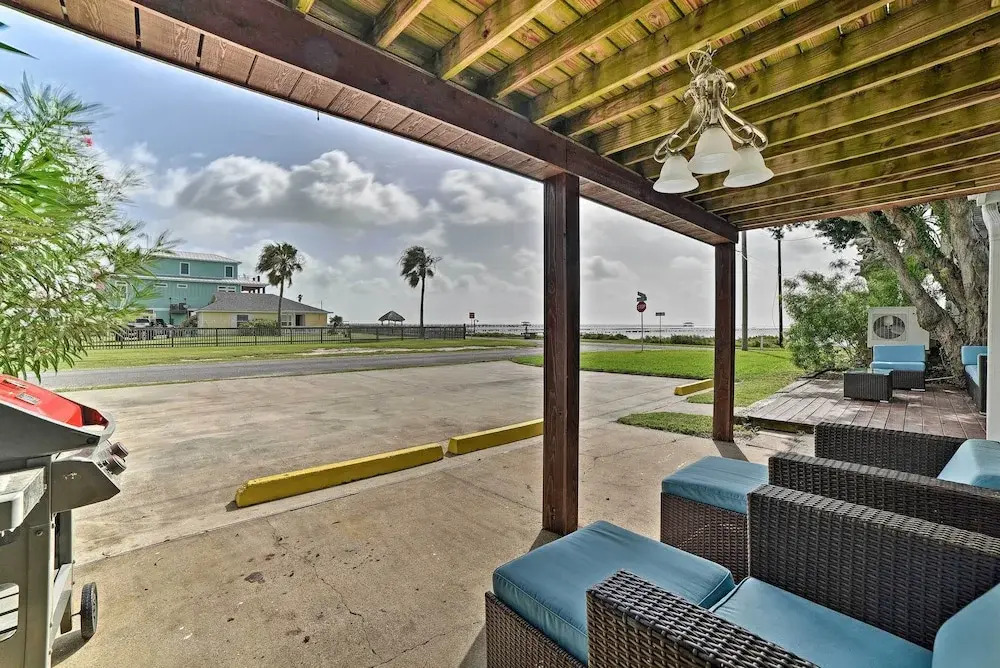 Rockport Bayfront Studio w/ Patio: 'casa Familia'