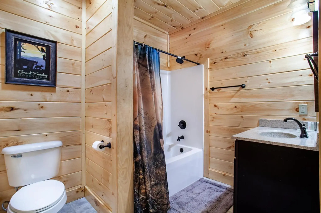 Swimming Bears Lodge 2 with Pool, Hot Tub and Theater