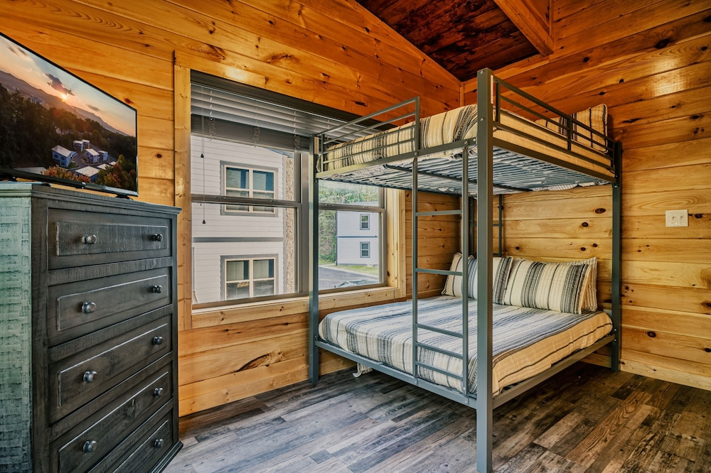 Stylish New 5BR 4BA Cabin Steps From Dollywood