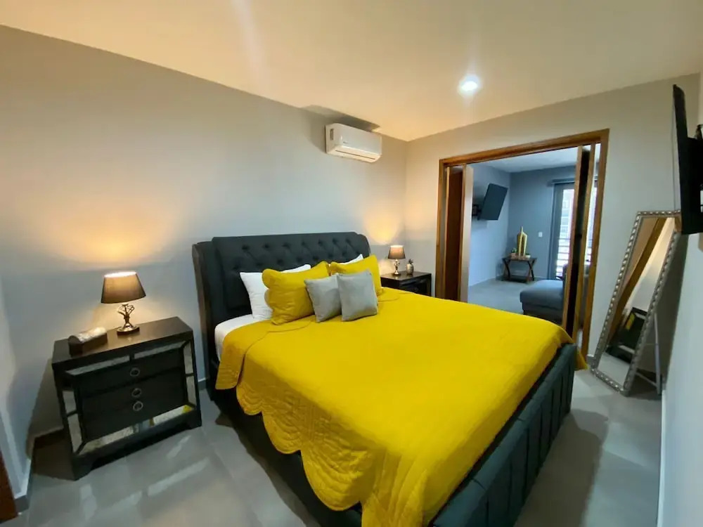 Beautiful New Condo Sea Breeze