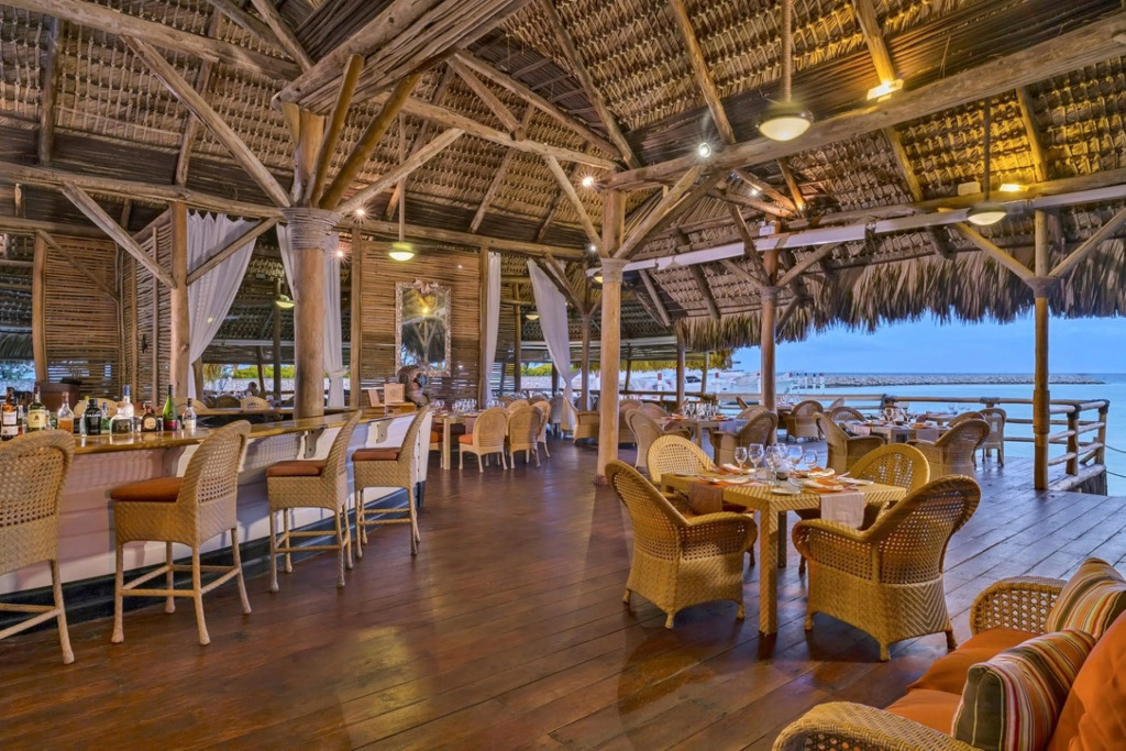 One-of-a-kind Villa With Open Spaces and Amazing Views in Luxury Beach Resort