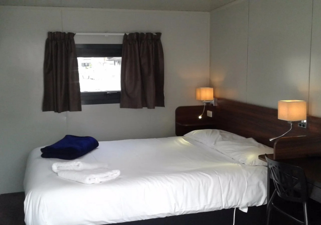 Shooters Saloon Bar Hotel & Cabins