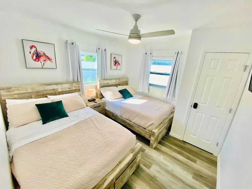 Stylish House w Hot Tub Close to Beach Stadium