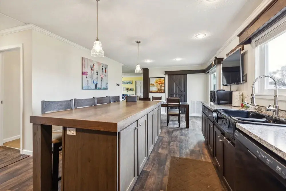 Sunsets & Serenity: Port Clinton Waterfront Stay 3 Bedroom Home