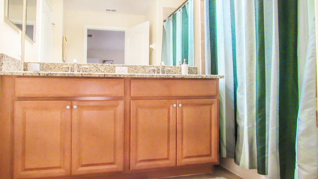 Magical 4 bed/3 bath home w/pool, grill & more!, Kissimmee, US