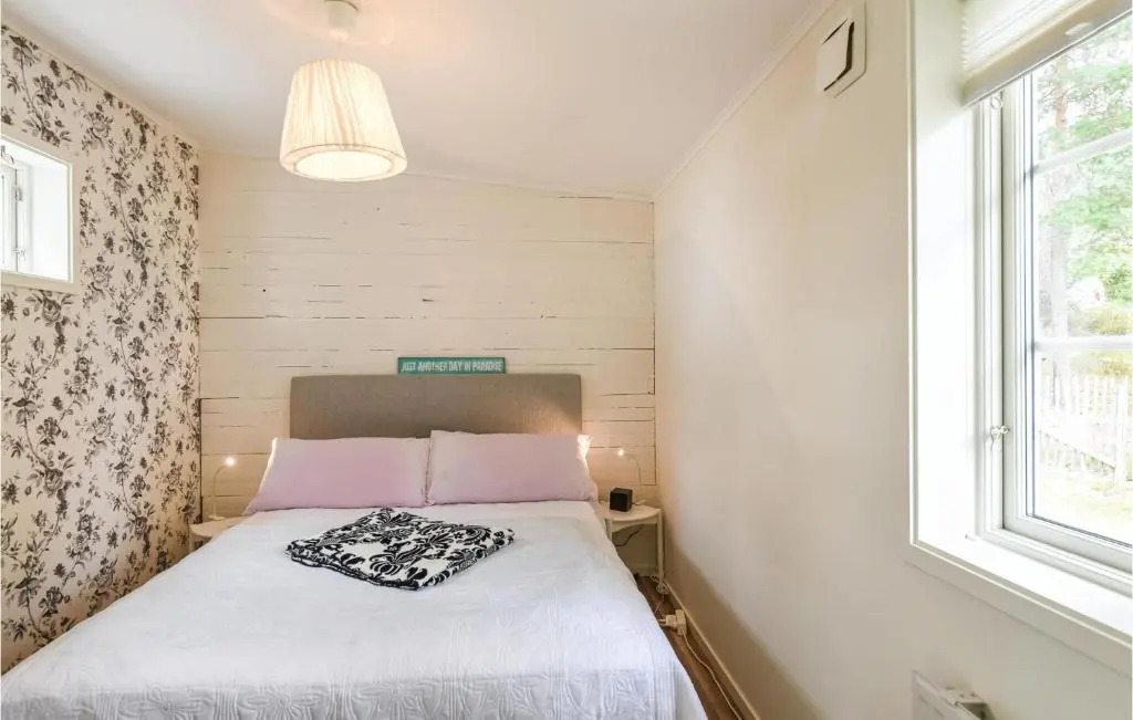 3 Bedroom Beautiful Home In Lidköping