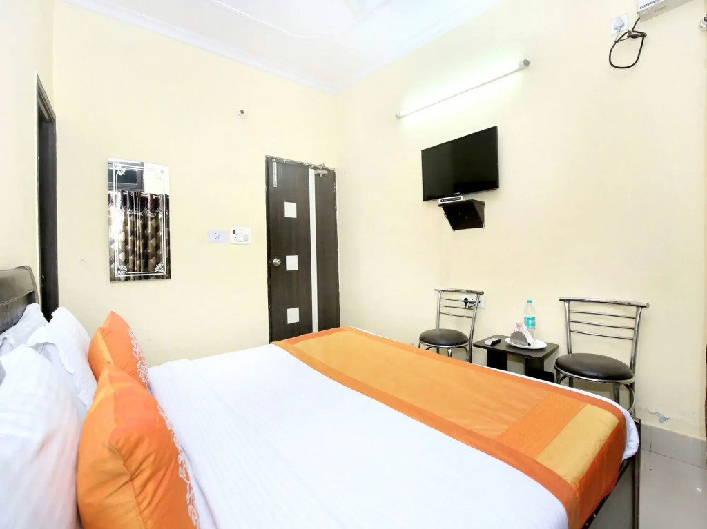 OYO 11642 Hotel Golden Grand