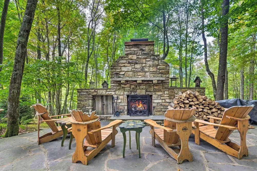 Screened Porch + 3 Decks: Beech Mountain Cabin