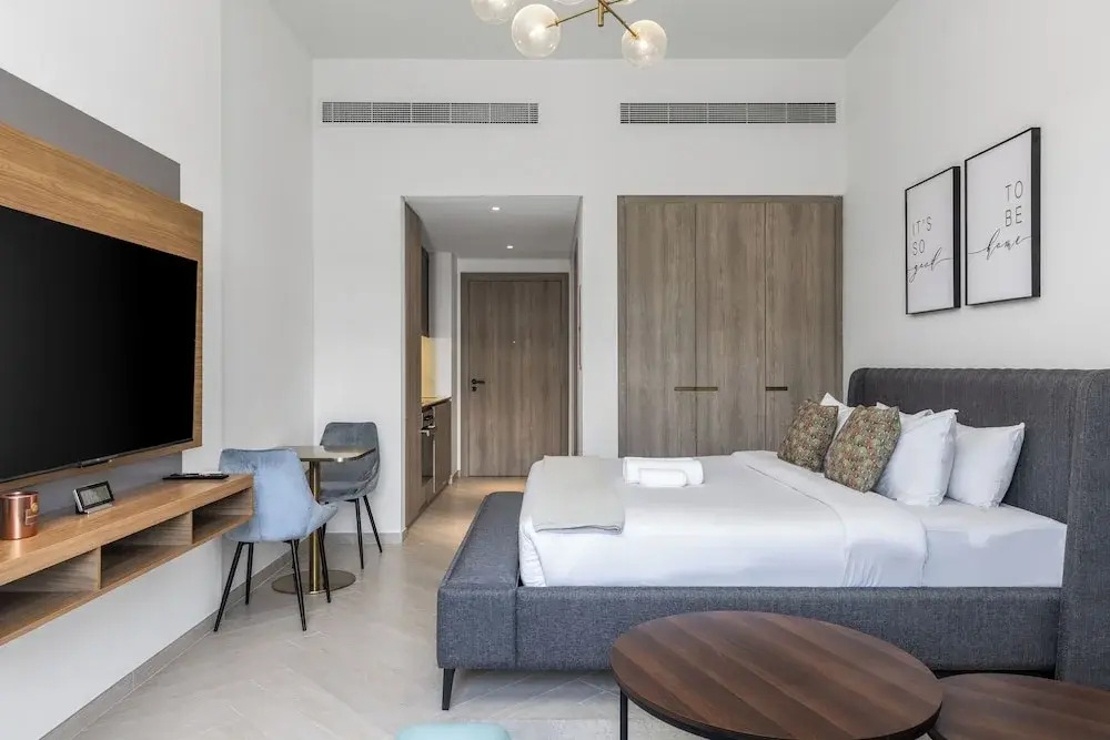 Waves - Elegant Oxford 212 Studio in JVC with City Views
