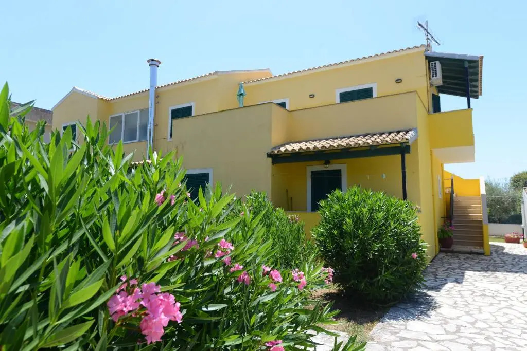 Roula's Studios & Apartment