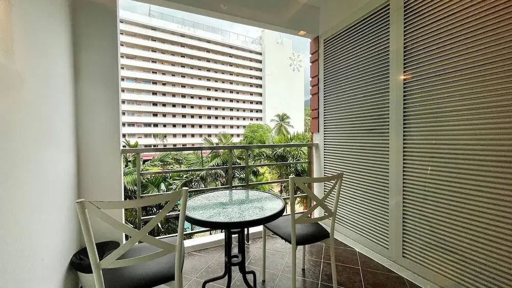 6-32 - 1 Bdr Condo With Balcony and Shared Pool