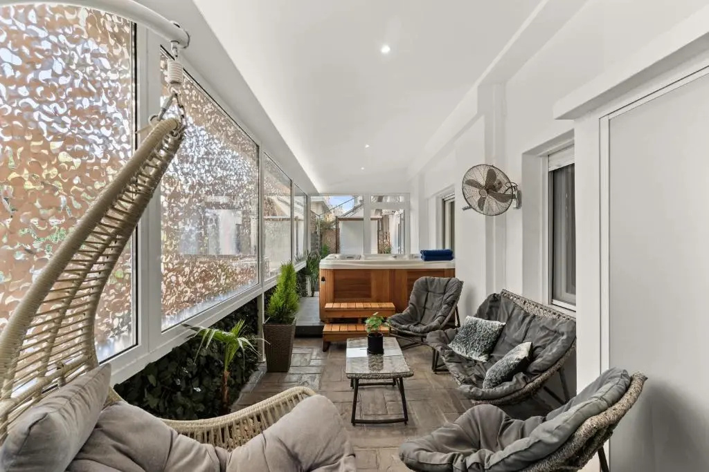 Luxcrib&Spa in Glyfada