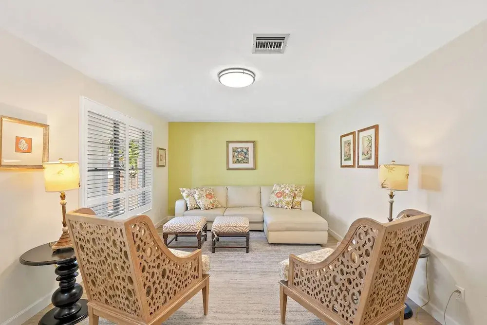 Avanti Vacation Rental, Relaxing 3-BR Retreat with Private Pool Minutes from Vanderbilt Beach and Delnor-Wiggins State Park. Enjoy Southern Exposure, BBQ Area, and Pet-Friendly Comfort