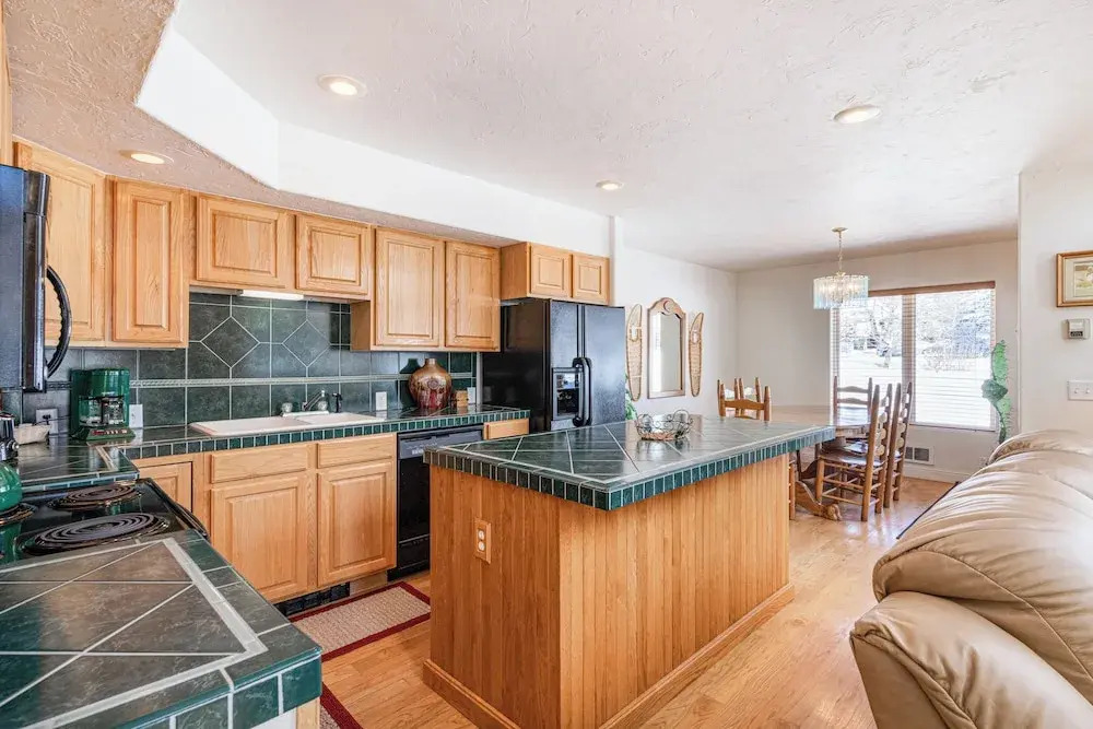 3BR Townhome w/ Mountain View & Balcony
