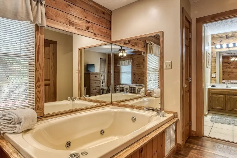 ER13 - Moose Manor Great location - Close to town! cabin