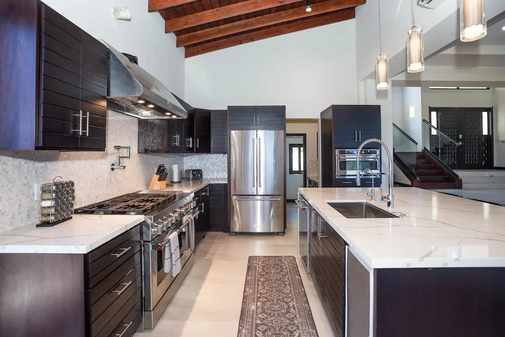 Ocean Pearl 4 Bedroom Home by RedAwning