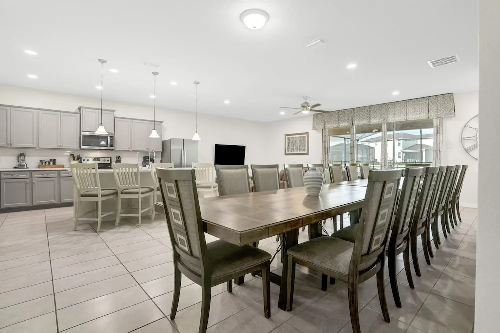 Well-stocked Home With Game Room, Enclosed Pool, Patio, & Child-friendly Items