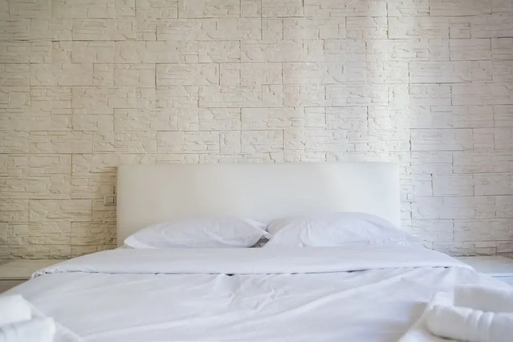 White and Clean Apartment near Metro MM1