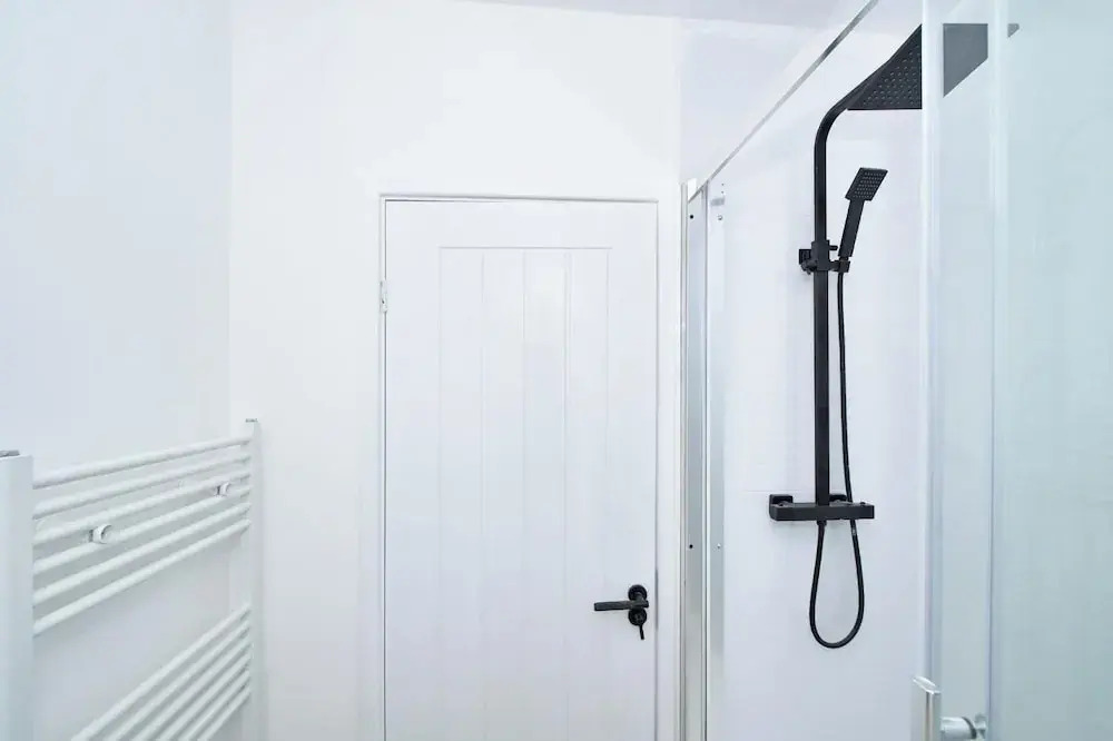 Spacious Home Sleeps 6 With Parking