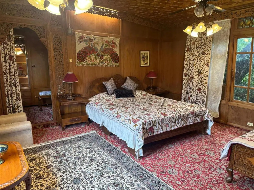 LohonoStays Harmukh Houseboat