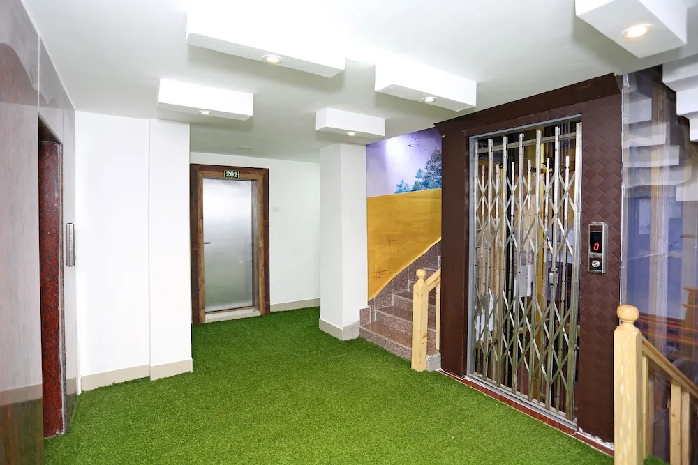 OYO 9855 Hotel Royal Suites