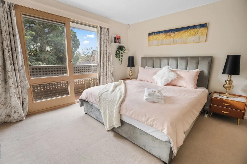 Stylish Retreat at Wheelers Hill 5BRM