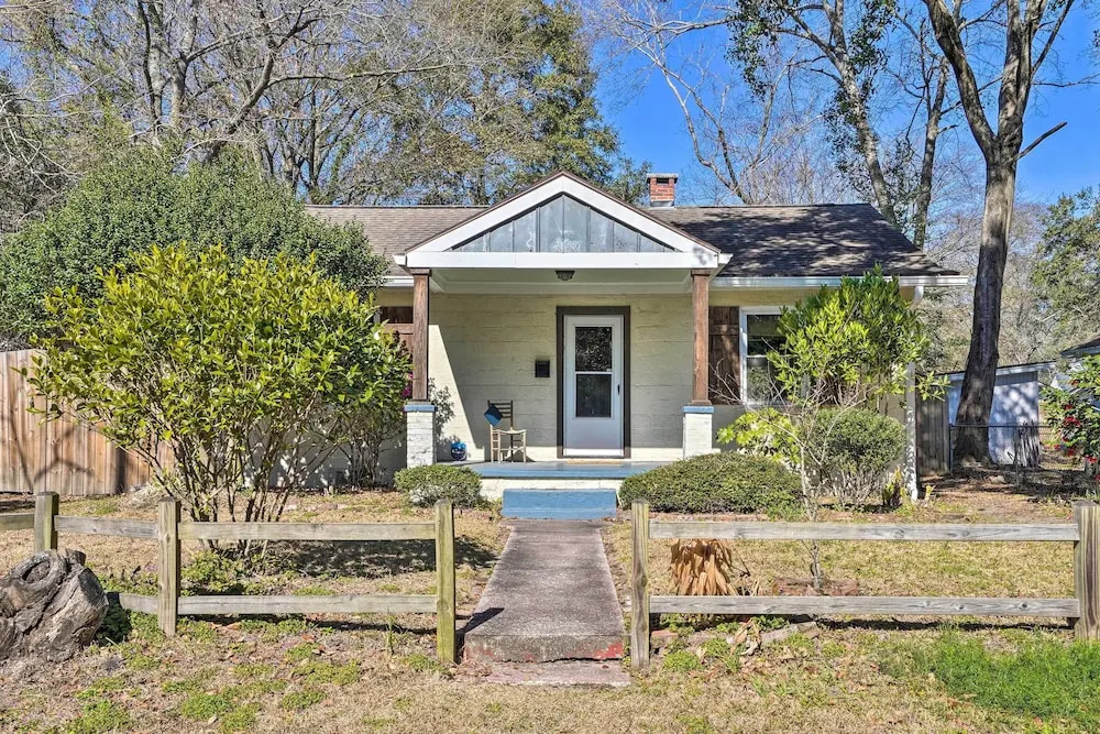 Cozy North Charleston Getaway w/ Fire Pit!