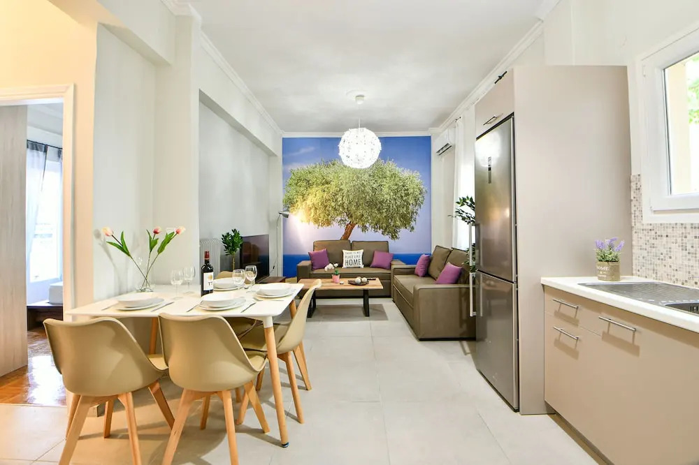 Fresh & renovated apartment next to metro station