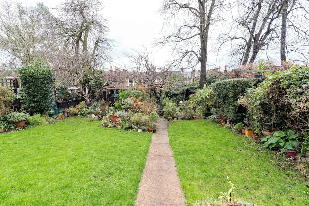 NEW Stylish 1 Bedroom Flat With Garden London
