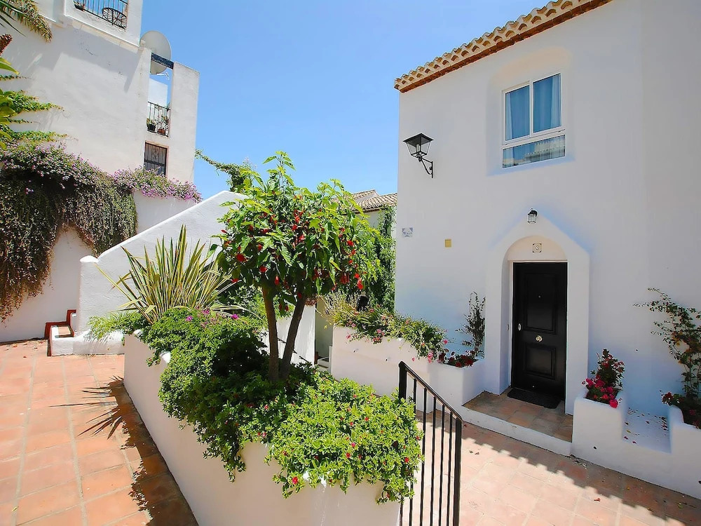 Dona Lola Micaela Beach front duplex 2 bedroom apartment - open sea and beach views surrounded by bars and restaurants - Costa del Sol - CS199