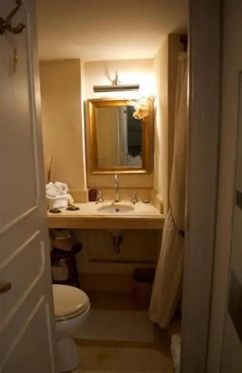 In Rome, Aristocratic, 3 Bedroom in Elegant, Historic Palace 3 Bedrooms 3 Bathrooms Apts