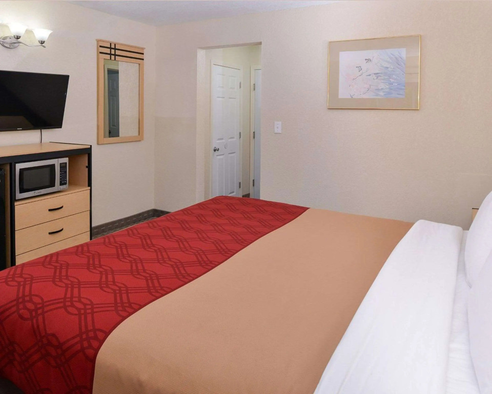 Econo Lodge Rochester I-90 & I-390